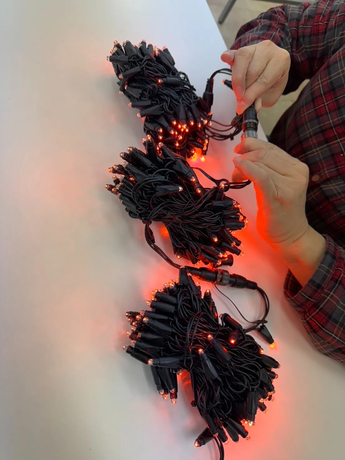 作業風景（LED点灯チェック）