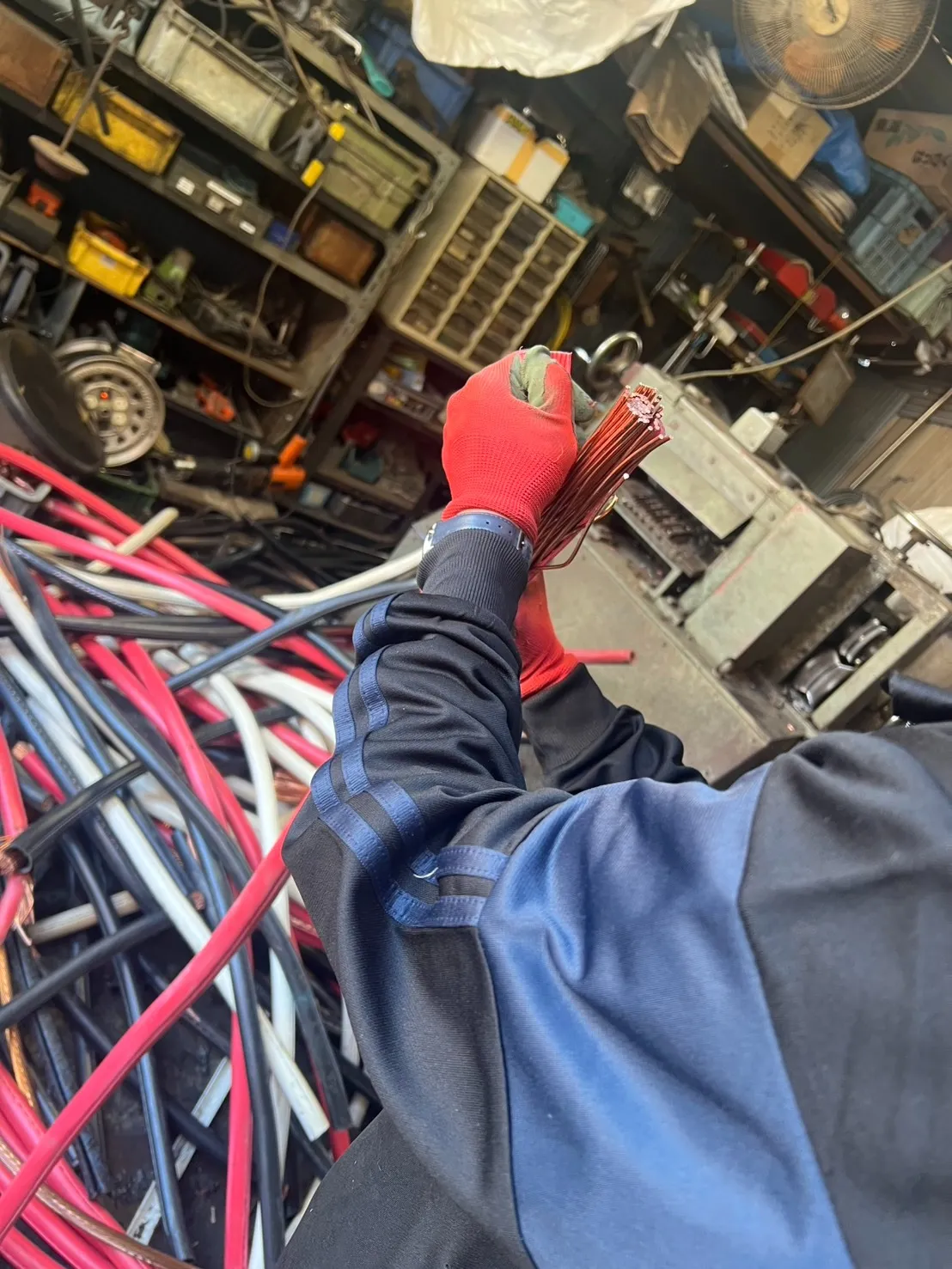 銅線の皮剥き作業